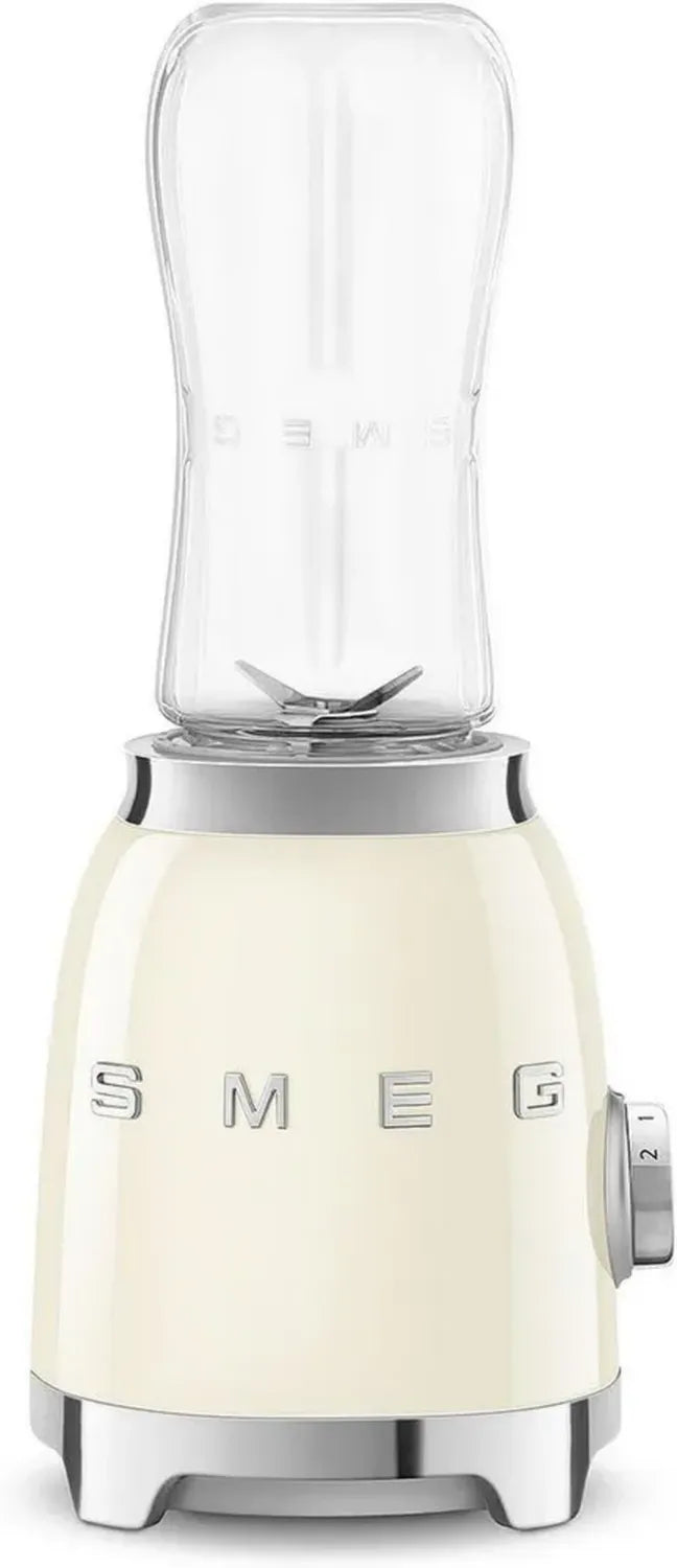 Mini-blender Smeg 300W, 2 vitesses, sécurité moteur, bouteille 600 ml incluse, base antidérapante, rangement intégré, crème